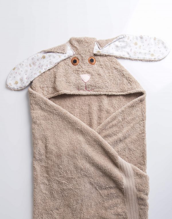 מגבת חומה עם כובע בצורת ארנבת